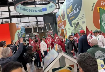 Manifestation d'agriculteurs à l'initiative de la FNSEA et des Jeunes agriculteurs sur le stand de la commission européenne au ministère de l'agriculture
