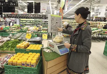 Rayon de fruits et légumes dans un supermarché