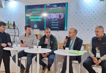 Quatre intervenant lors d'une conférence sur le stand de la FNSEA au salon de l'agriculture sur l'agrivoltaïsme