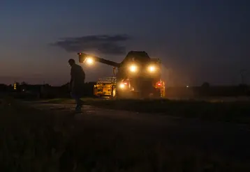   Moisson dans l’Indre de nuit le 7 juillet 2022 