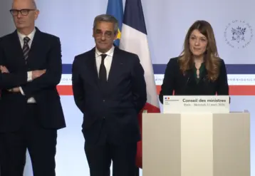   Roland Lescure, ministre de l’Economie, Serge Papin, ministre du commerce et Maud Bregeon, porte-parole du gouvernement et ministre déléguée chargée de l’énergie ce 11 mars à l’issue du Conseil des ministres.