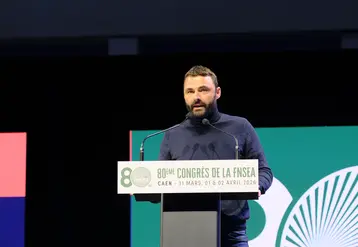 Pierrick Horel, président des Jeunes agriculteurs, en tribune au congrès de la FNSEA à Caen.