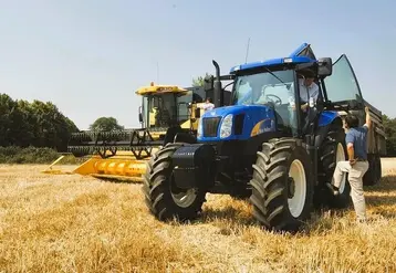 Chantier agricole avec une moissonneuse batteuse et un tracteur