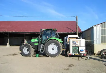 Contrôle d'un tracteur dans une cour de ferme. 