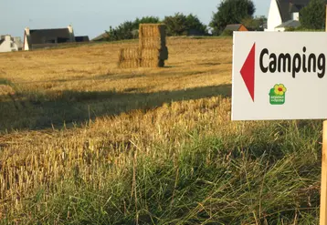 Pancarte camping Bienvenue à la ferme dans un champ