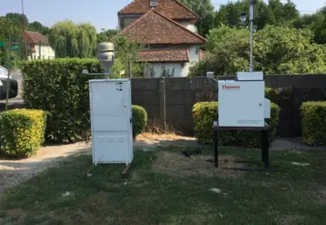 préleveurs d'air devant une maison