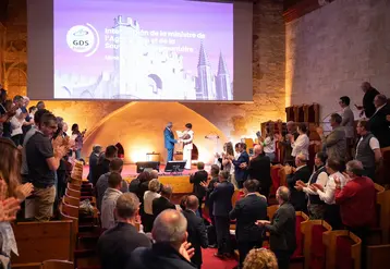 Annie Genevard reçoit un bouquet de fleurs le 24 avril au congrès de GDS France