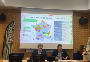 Franck Sander et Yohann Barbe, corapporteurs du rapport d'orientation de la FNSEA, le 15 avril dans les locaux de la FNSEA.