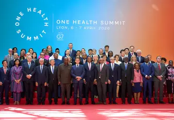 Le Président de la République Emmanuel Macron le 7 avril lors du sommet « One Health » à Lyon, entourés de tous les représentants des autres pays présents sur place. 