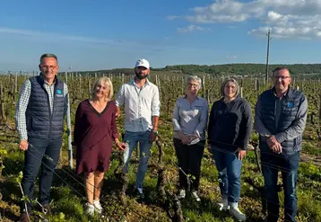Les futurs associés du Groupement foncier viticole mutuel qui porte le foncier de Tudor Hotea : Emmanuel Bruno (Cave de Lugny), Helena et Tudor Hotea (viticulteurs), Sylvie Marguin (cliente et future associée), Sylvie Thomas (salariée et future associée) et Marc Sangoy (présidente de la Cave de Lugny)