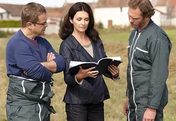 Une contrôleuse MSA en visite avec deux agriculteurs