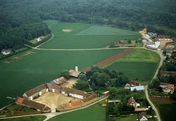 Exploitation agricole et maison vues du ciel  