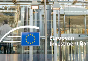 Porte d'entrée du siège de la banque européenne d'investissement.