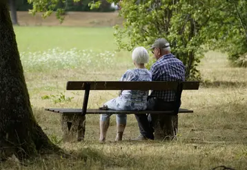 Couple de retraités de dos sur un banc 