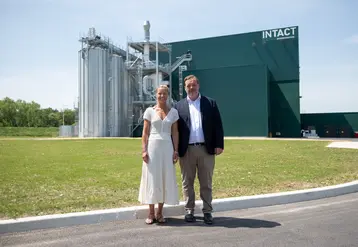 Les co-fondateurs d'Intact Alexis Duval et Fanny de Castelnau le 29 mai devant le site industriel de Baule dans le Loiret. 