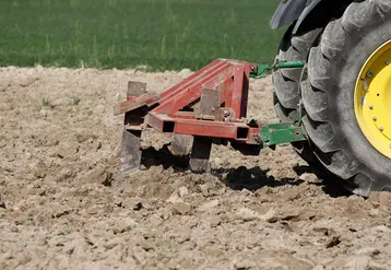 tracteur labourant