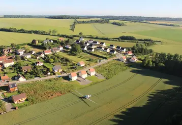 Paysage agricole, activité agricole en bordure de zone résidentielle  