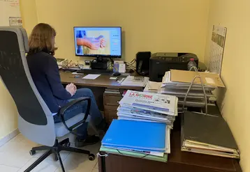Agricultrice devant son ordinateur 
