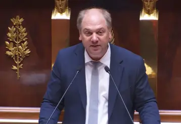 Julien Brugerolles, député du Puy-de-Dôme devant l’Assemblée nationale 