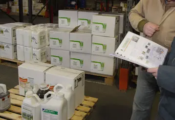 Exploitant agricole et distributeur échangeant prenant livraison d’une commande de produits phytosanitaires. 