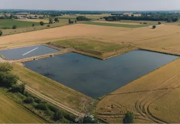 plan d'eau entouré de champ