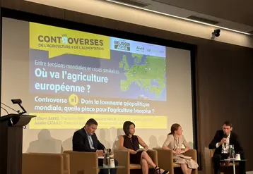Quatre personnes sur une tribune lors des controverses 2026