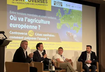 Quatre personnes sur une tribune lors des controverses de l'agriculture