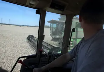  Salarié agricole dans une cabine de tracteur 