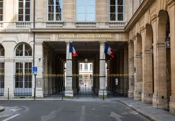 façade d'un bâtiment portant la mention "conseil constitutionnel"