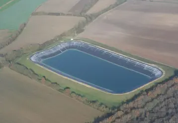 réserve d'eau au milieu des champs