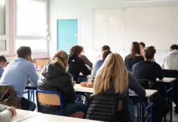 élèves assis de dos dans une salle de classe