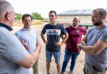 un groupe de cinq hommes discute