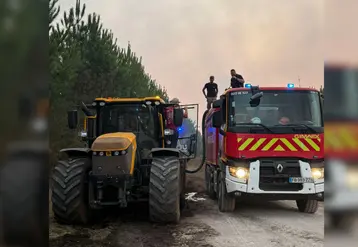 Tracteur ravitaillant un camion de pompier en eau lors de l'incendie en Gironde.