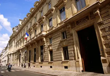 Entrée et bâtiment du ministère de l' Agriculture français à Paris, rue de Varennes.
