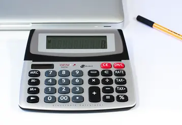 Calculatrice avec un stylo et un ordinateur