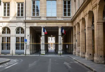 Vue du bâtiment du conseil constitutionnel à Paris