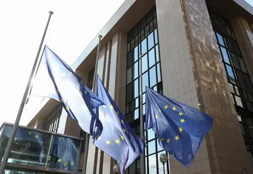 Drapeaux européens devant le bâtiment du Conseil de l'UE à Bruxelles. 