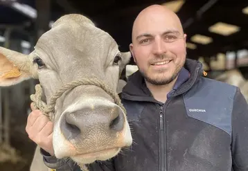 Jean-David Chevallier avec une de ces vaches laitières de race Blonde sur son Gaec en Côte d'Or