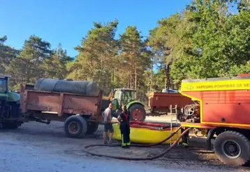 Agriculteur aidant à ravitailler les pompiers en eau dans la forêt de Fontainebleau avec sa tonne à eau.