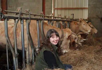 Amanda Meunier, éleveuse et cinéaste avec ses vaches blondes d'Aquitaine sur son exploitation agricole à Esconnets dans les Hautes-Pyrénées