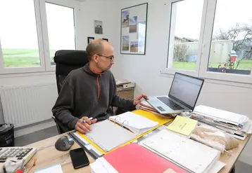 agriculteur devant un ordinateur faisant des tâches administratives.