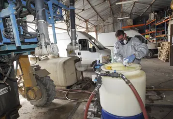 Préparation de la bouillie pour un traitement insecticide de la vigne dans la Marne. 