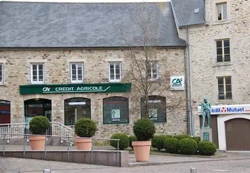 Etablissement du Crédit agricole dans un village. 