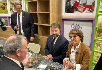 Annie Genevard accompagnée du président de la région Bretagne Loïg Chesnais-Girard sur le stand Interbev lors du Space 2026