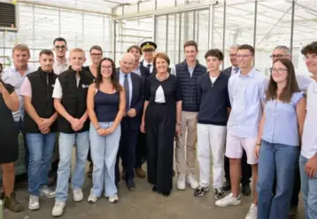 un groupe de peronnes pose pour la photo