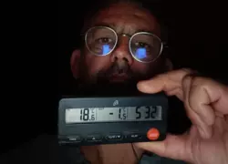 Pierre Delorme montre la température négative sur un thermomètre
