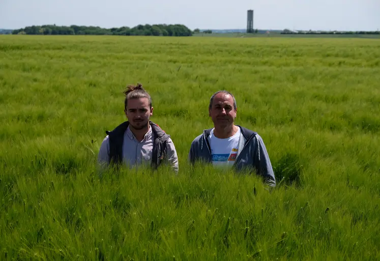 Didier Bordeau et son fils Alban sur leur exploitation céréalière