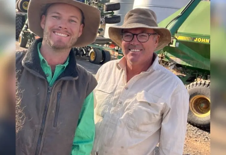 <em class="placeholder">L'agriculteur australien Tom Briggs et son père</em>