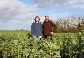 <em class="placeholder">Christine et Sébastien Rousseau dans leur champ</em>