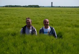 Didier Bordeau et son fils Alban sur leur exploitation céréalière